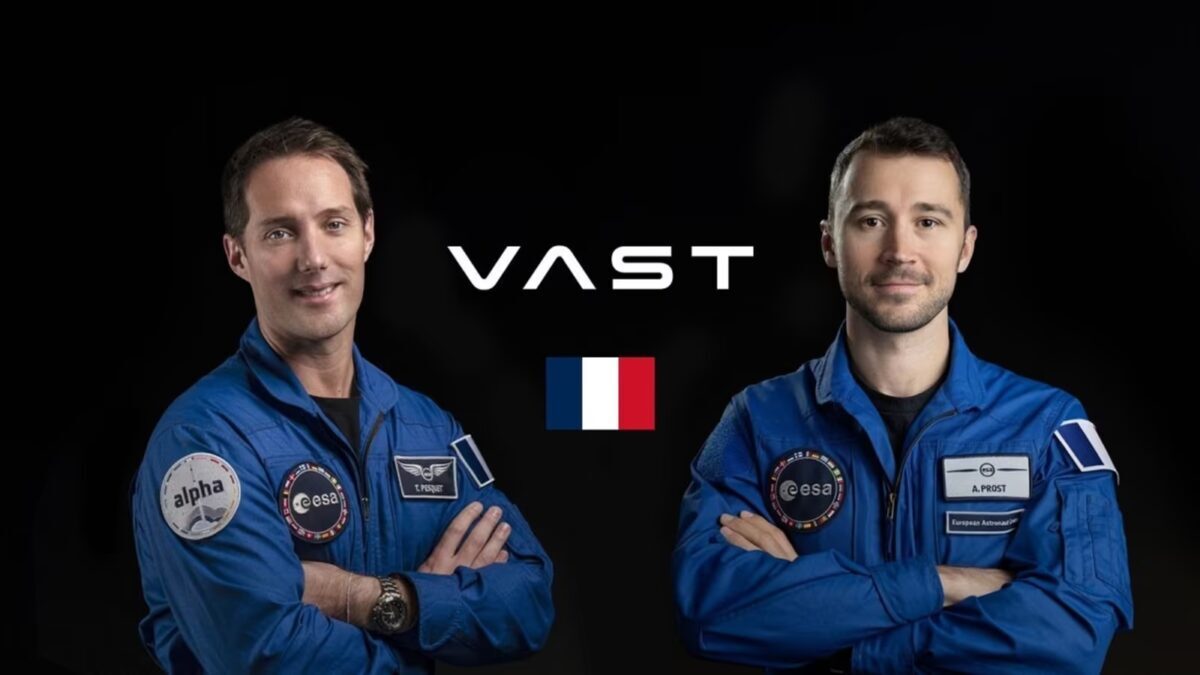 Двое астронавтов в синих костюмах Vast и плащах с логотипами
