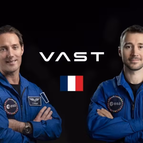 Двое астронавтов в синих костюмах Vast и плащах с логотипами