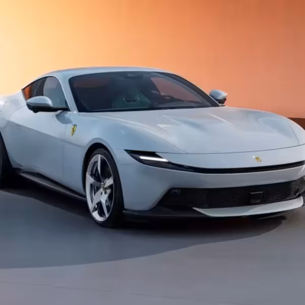 Серебристая Ferrari с новым дизайном автомобиля