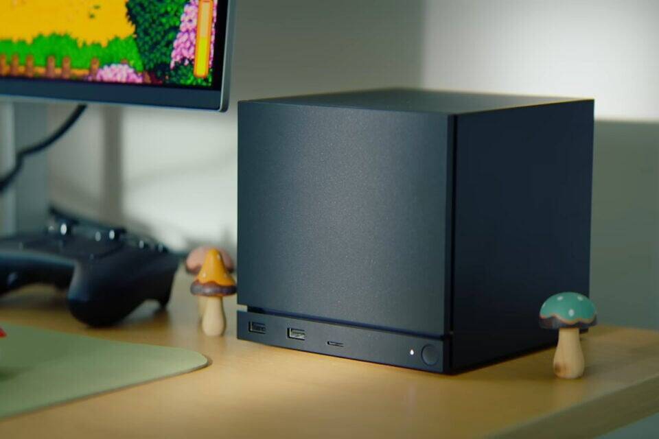 Настольная игровая система Steam Machine на столе