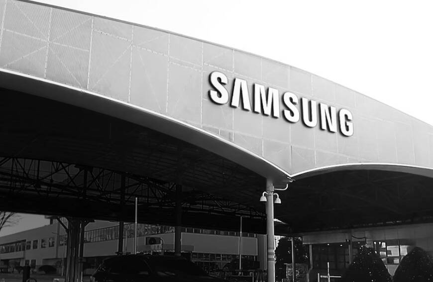 Здание торгового центра Samsung с логотипом