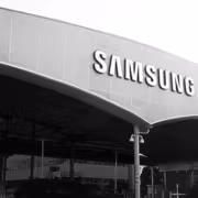 Здание торгового центра Samsung с логотипом