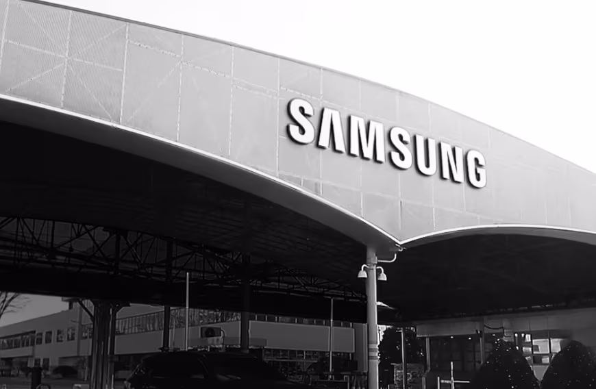 Здание торгового центра Samsung с логотипом