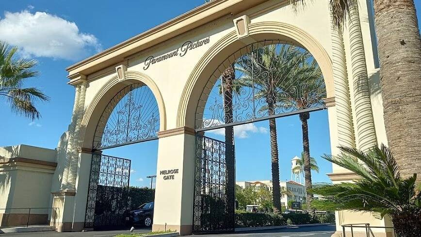 Ворота Paramount Pictures и зеленые пальмы