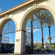 Ворота Paramount Pictures и зеленые пальмы