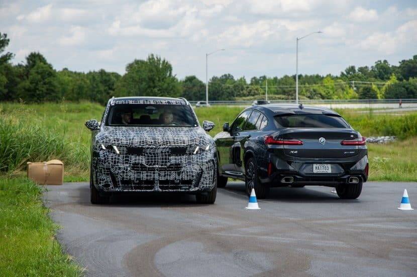 Два автомобиля тестируют новый кроссовер BMW X5 на дороге