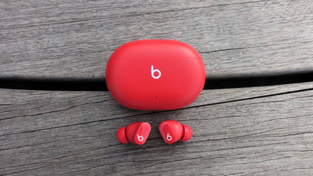 красные беспроводные наушники Beats Studio Buds с кейсом