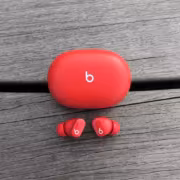 красные беспроводные наушники Beats Studio Buds с кейсом