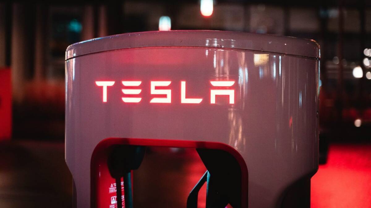 уличный электросамокат Tesla на ночной улице