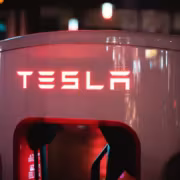 уличный электросамокат Tesla на ночной улице
