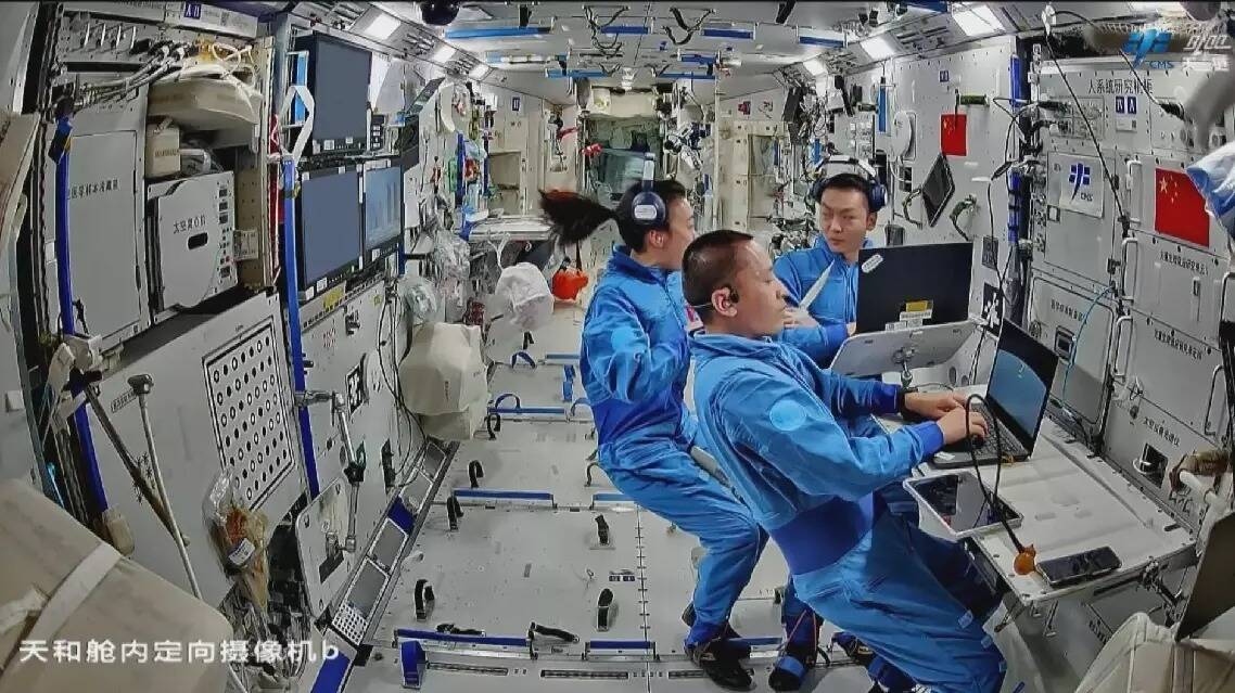 Экипаж «Шэньчжоу-23» в кабине космического корабля