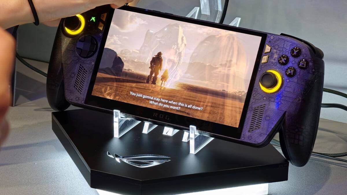 Игровая консоль ROG представлена с дисплеем в руке пользователя