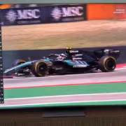 Телевизор TCL QM8L показывает гонки Формулы 1 график чемпионата
