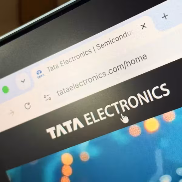 Экран ноутбука с сайтом Tata Electronics на веб-странице