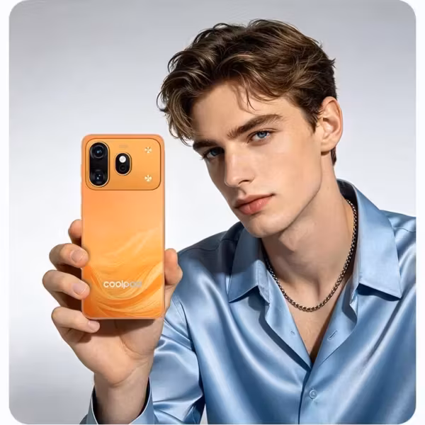 Молодой человек держит оранжевый Coolpad Cool 80 смартфон