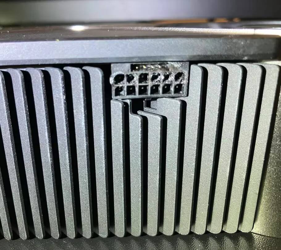 расплавленный адаптер Corsair GPU Power Bridge