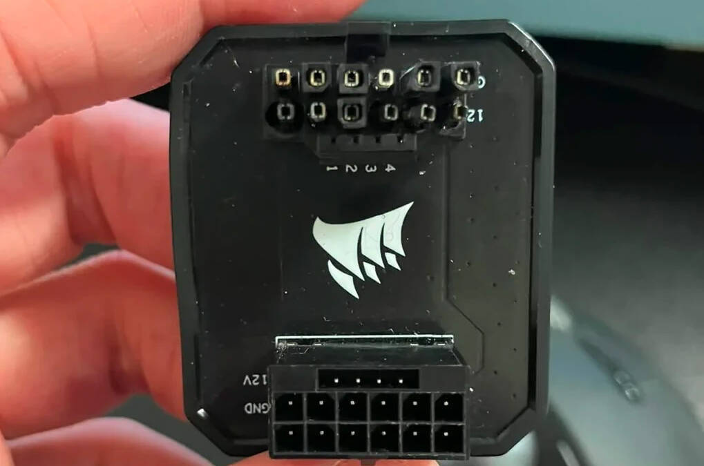 Паяный кабель Corsair GPU Power Bridge соединён с электропроводами