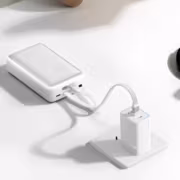 Cuktech CP25 аккумулятор подключён к зарядному устройству на белом столе