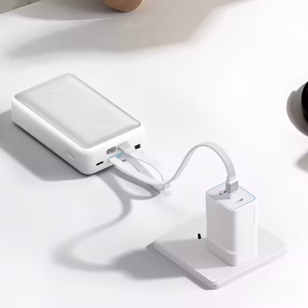Cuktech CP25 аккумулятор подключён к зарядному устройству на белом столе