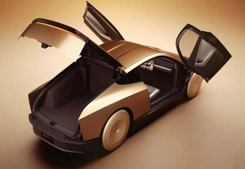 Роботакси Tesla Cybercab открытые двери и багажник