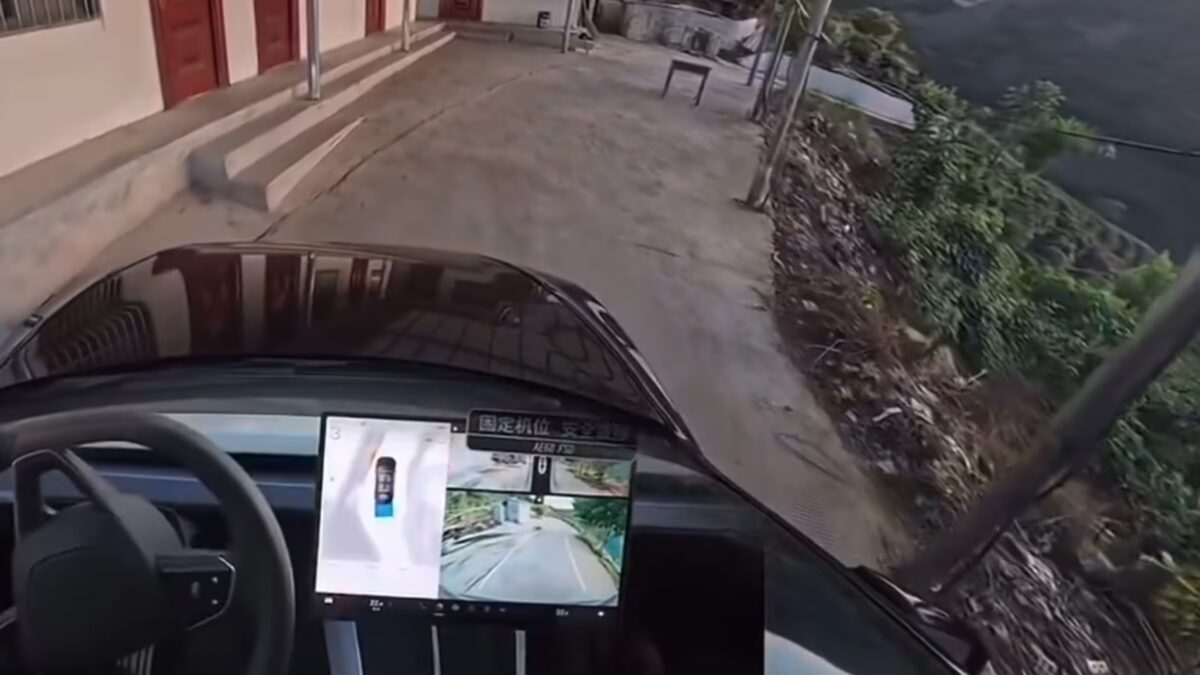 Вид со салона Tesla FSD за рулём показывает задний обзор по серпантину