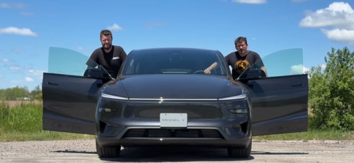 Два мужчины возле Tesla Model Y с открытыми дверями