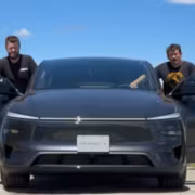 Два мужчины возле Tesla Model Y с открытыми дверями