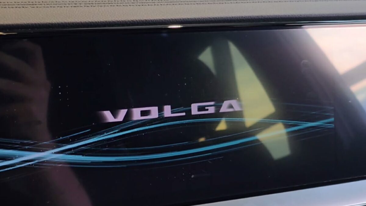 Экран медиасистемы Volga с логотипом на черном фоне