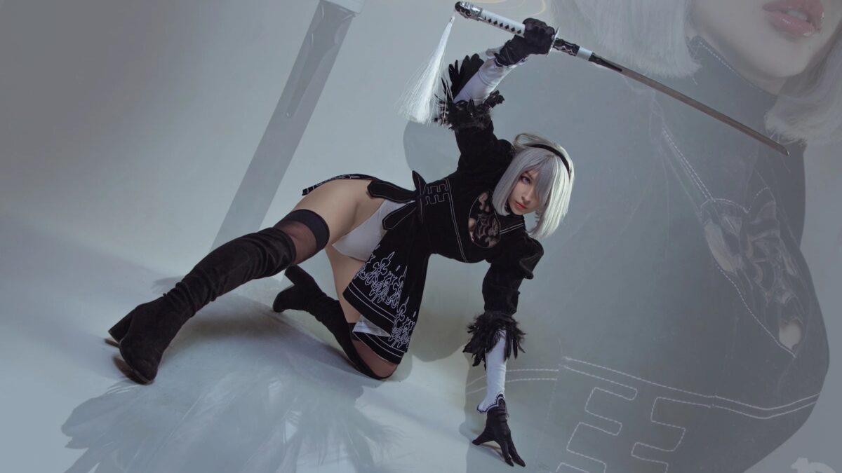 Косплей 2B из NieR Automata с белыми волосами и черной одеждой