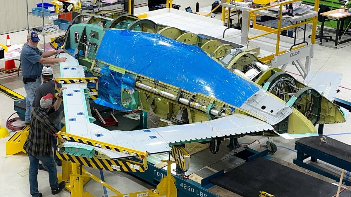 Рабочие устанавливают крылья на беспилотник X-65 Aurora