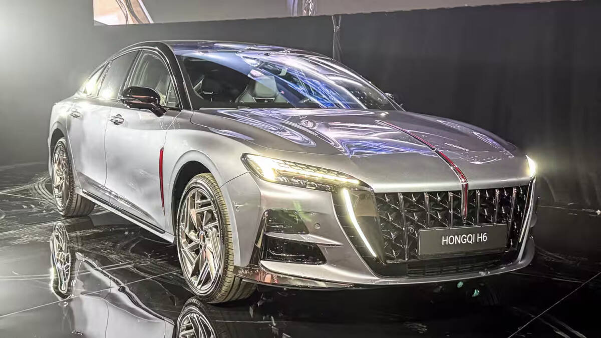 Лифтбэк Hongqi H6 серебристый автомобиль на выставке