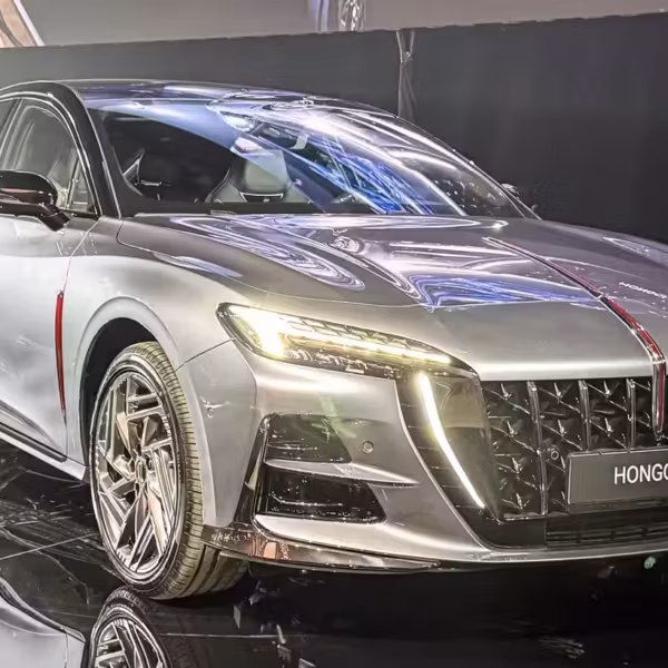 Лифтбэк Hongqi H6 подешевел в России на 231 тыс. рублей