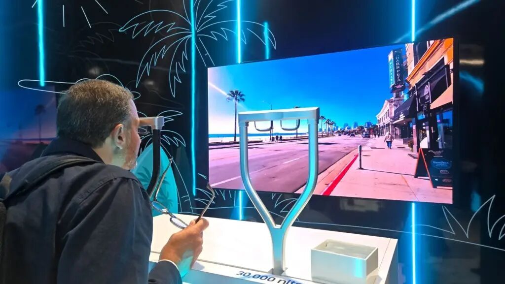Человек с микроскопом и дисплеем Samsung OLEDoS