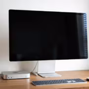 Настольный компьютер Mac с дисплеем и периферией