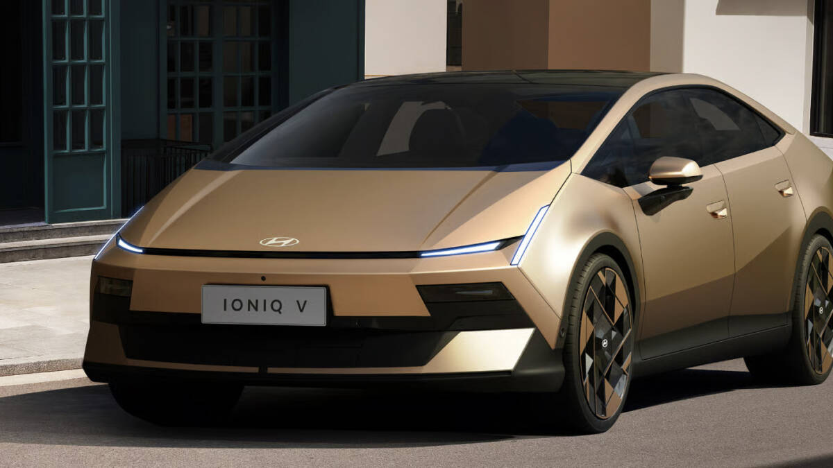 Электромобиль Hyundai Ioniq V на улице
