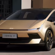 Электромобиль Hyundai Ioniq V на улице