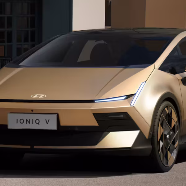 Электромобиль Hyundai Ioniq V на улице