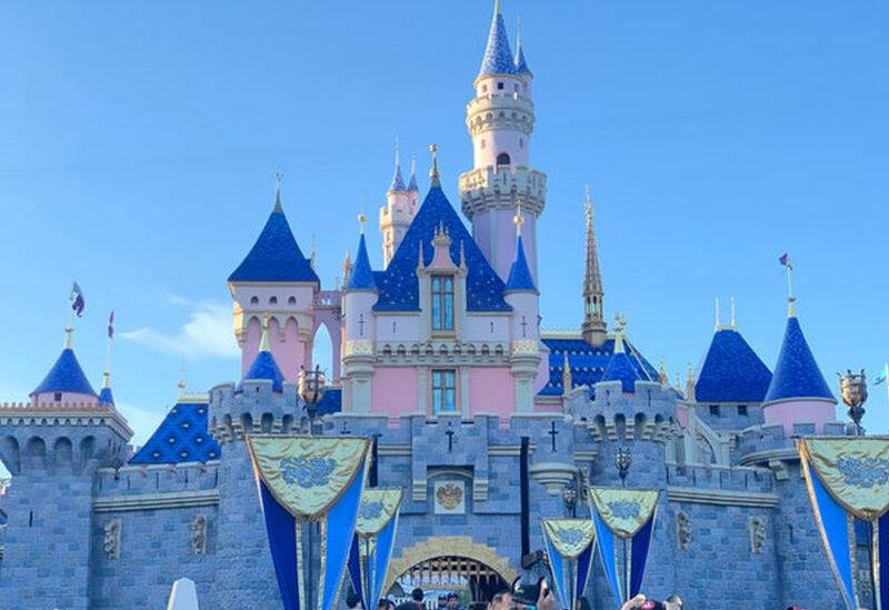 Замок Дисней с голубыми крышами и флагами Disney