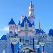 Замок Дисней с голубыми крышами и флагами Disney