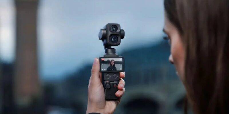 Человек снимает видео с помощью DJI Osmo Pocket 4P с двумя объективами