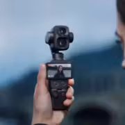 Человек снимает видео с помощью DJI Osmo Pocket 4P с двумя объективами