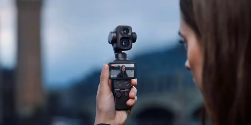 Человек снимает видео с помощью DJI Osmo Pocket 4P с двумя объективами