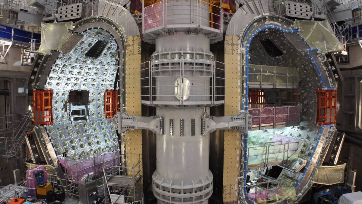 Детальная часть гиротрона для ITER внутри промышленного комплекса