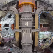 Детальная часть гиротрона для ITER внутри промышленного комплекса