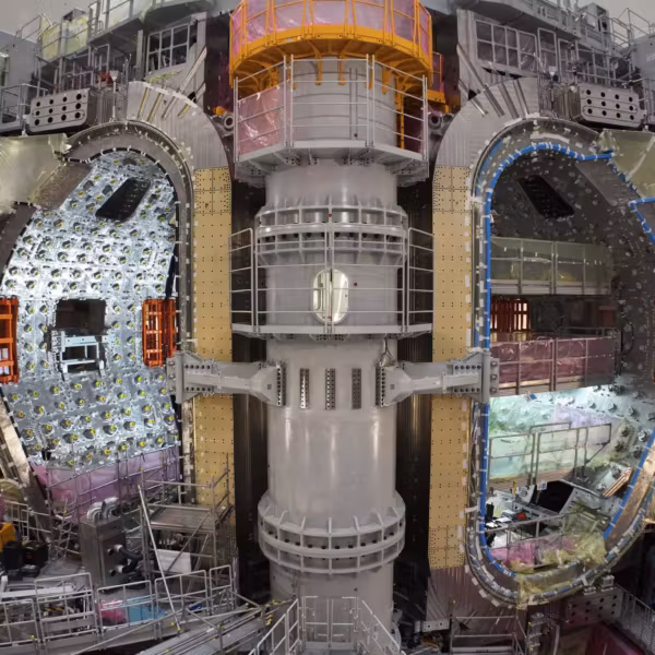Детальная часть гиротрона для ITER внутри промышленного комплекса