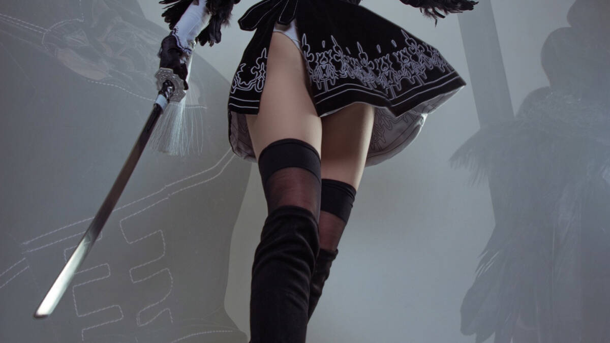 Косплей 2B из NieR Automata девушка в черном платье