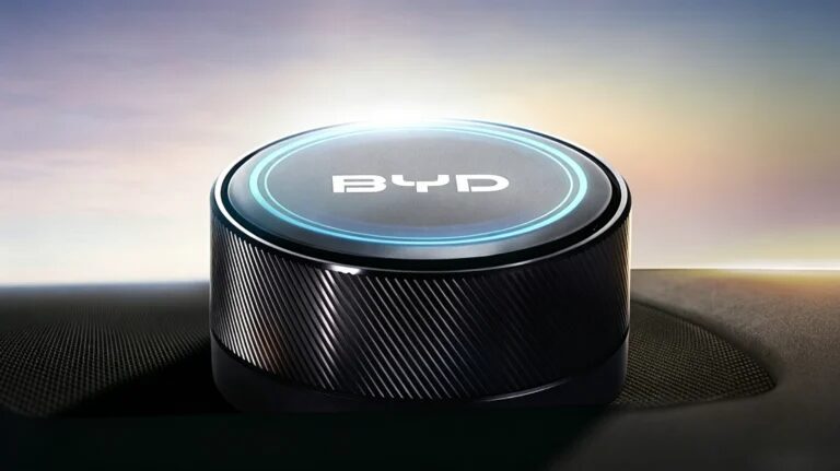 Магнитная кнопка BYD Smart Button в салоне автомобиля