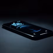 Черный смартфон Apple iPhone на темном фоне