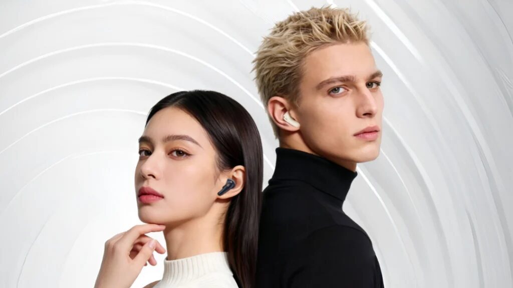 Мужчина и женщина с наушниками Edifier FitBuds Turbo