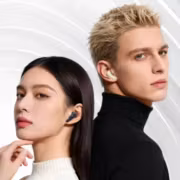 Мужчина и женщина с наушниками Edifier FitBuds Turbo